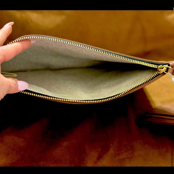 Etienne Aigner Harper Large clutch New in box - Picture 3 of 4